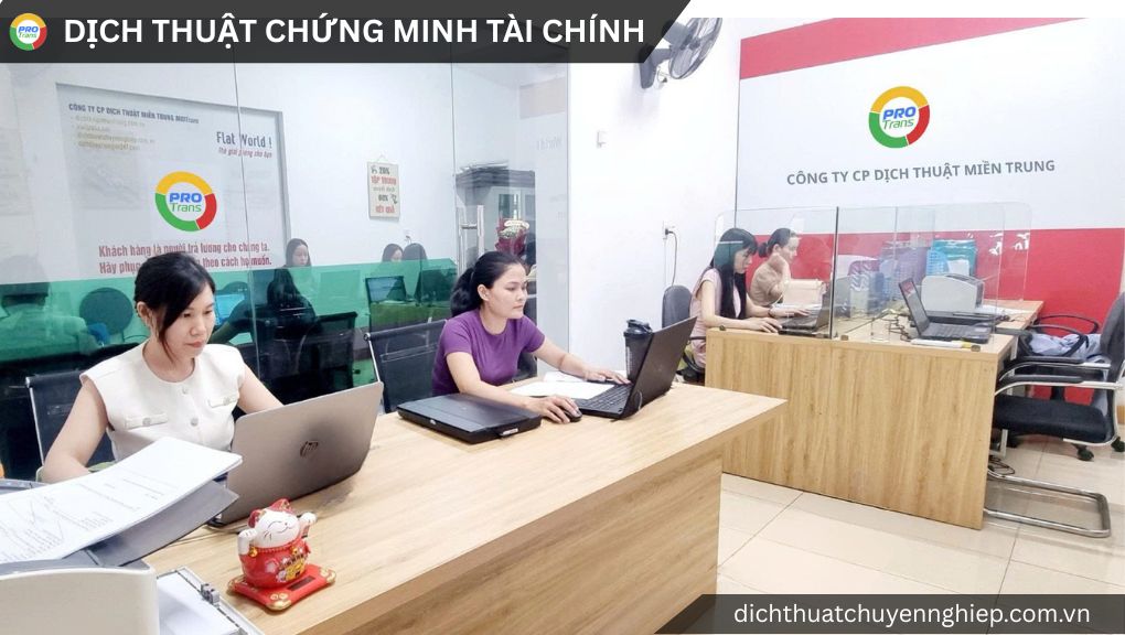 Chuyên viên kiểm tra bản scan sổ tiết kiệm trước khi tiến hành dịch thuật chứng minh tài chính xin visa.