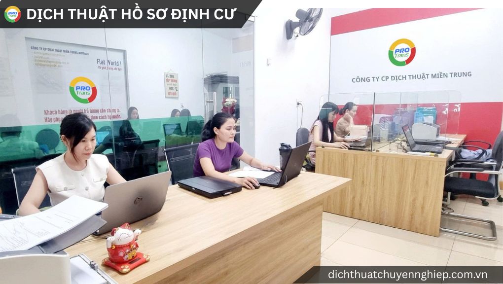 Chuyên viên PROTRANS tiếp nhận và tư vấn dịch thuật hồ sơ định cư tại Huế qua ứng dụng Zalo.