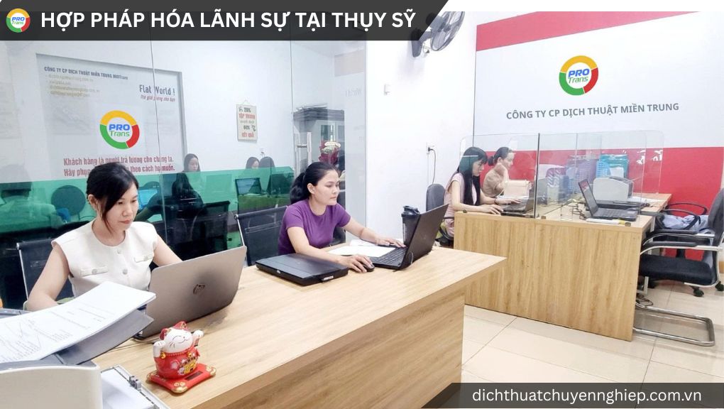 Chuyên viên tiếp nhận và thẩm định bản scan hồ sơ xin hợp pháp hóa lãnh sự tại thụy sỹ qua hệ thống trực tuyến.
