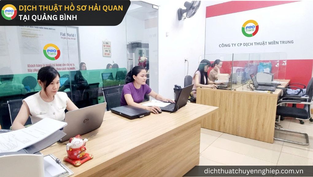 Nhân viên PROTRANS đang thực hiện dịch thuật hồ sơ hải quan tại văn phòng Quảng Bình
